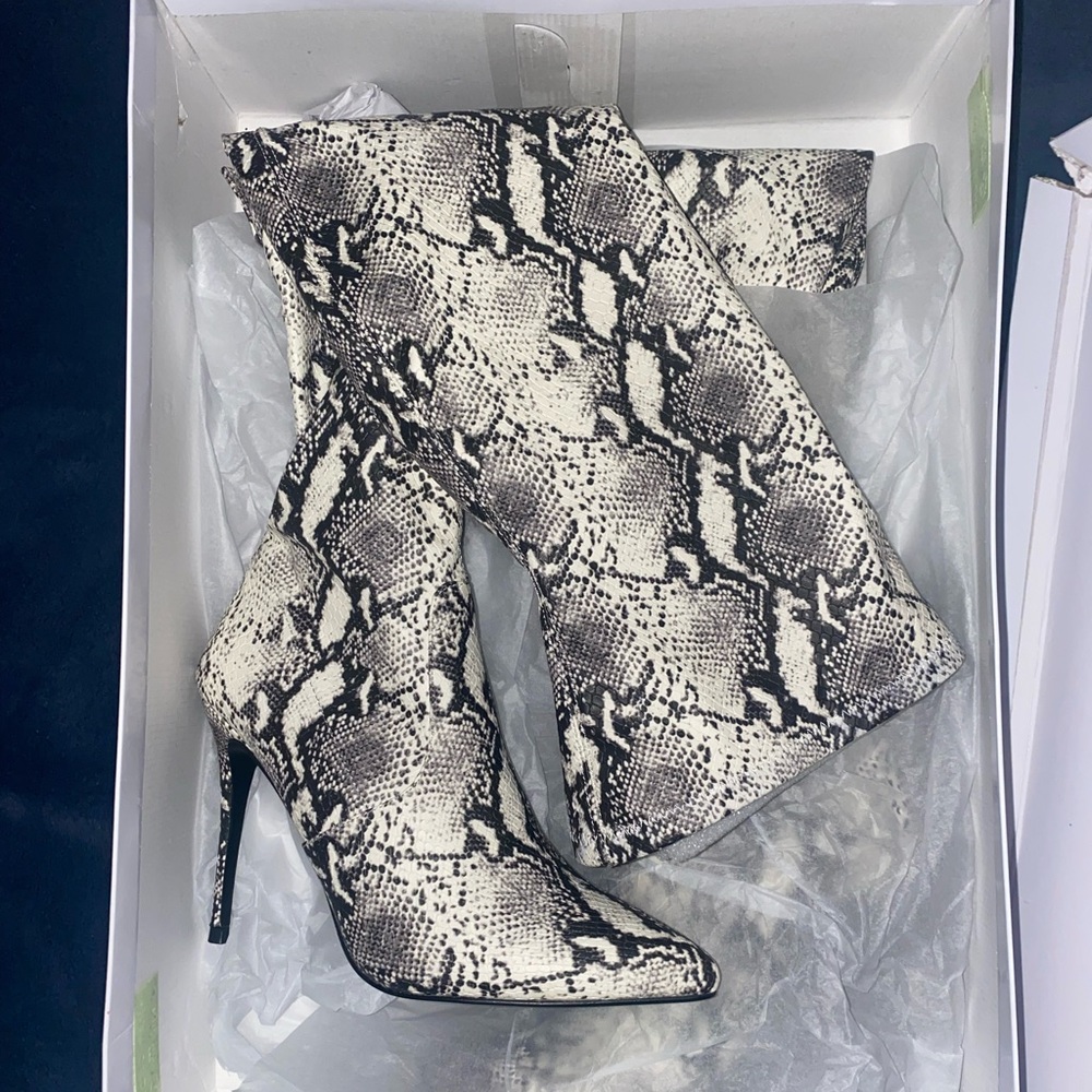 *** NEW *** Steve Madden Boots